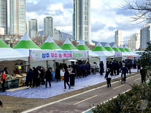 본문 이미지 - 올해 초 열린 2024년 설맞이 농특산물 직거래장터에 많은 방문객들이 모여있다.(연제구청 제공)