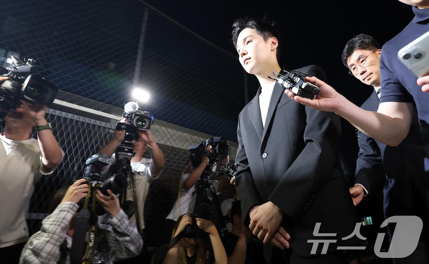 &#39;전동스쿠터 음주운전&#39; 혐의를 받고 있는 그룹 방탄소년단&#40;BTS&#41;의 멤버 슈가&#40;본명 민윤기&#41;가 23일 서울 용산경찰서에 출석하고 있다. 2024.8.23/뉴스1 ⓒ News1 김성진 기자
