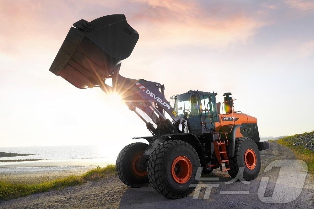 본문 이미지 - HD현대인프라코어 디벨론 대형 휠로더.(자료사진, HD현대인프라코어 제공)