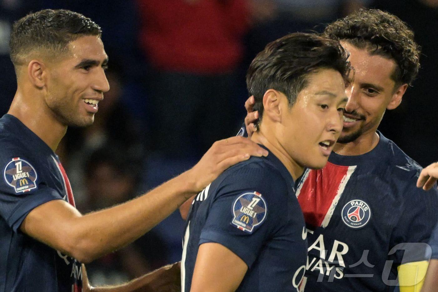 PSG 이강인이 24일(한국시간) 열린 2024-25 프랑스 리그1 몽펠리에와 홈 경기에서 후반 37분 득점한 뒤 동료들의 축하를 받고 있다. ⓒ AFP=뉴스1