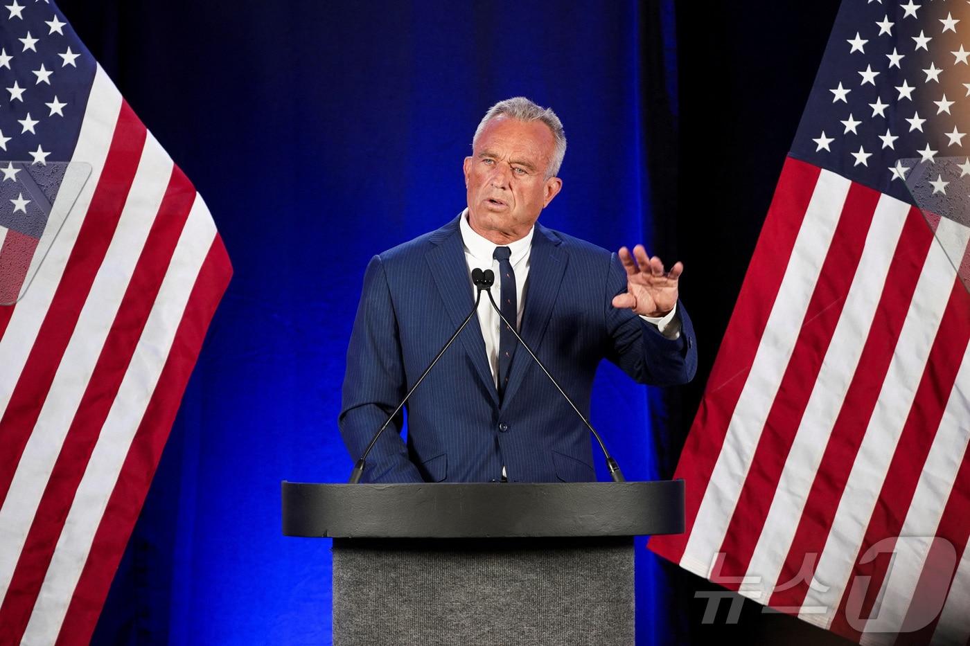 오는 11월 미국 대선에 무소속으로 출마했던 로버트 케네디 주니어가 23일(현지시간) 애리조나주 피닉스에서 열린 기자회견에서 중도 하차를 선언하며 공화당 대선후보인 도널드 트럼프 전 대통령을 지지하겠다고 밝혔다. 2024.08.23. ⓒ 로이터=뉴스1 ⓒ News1 김성식 기자