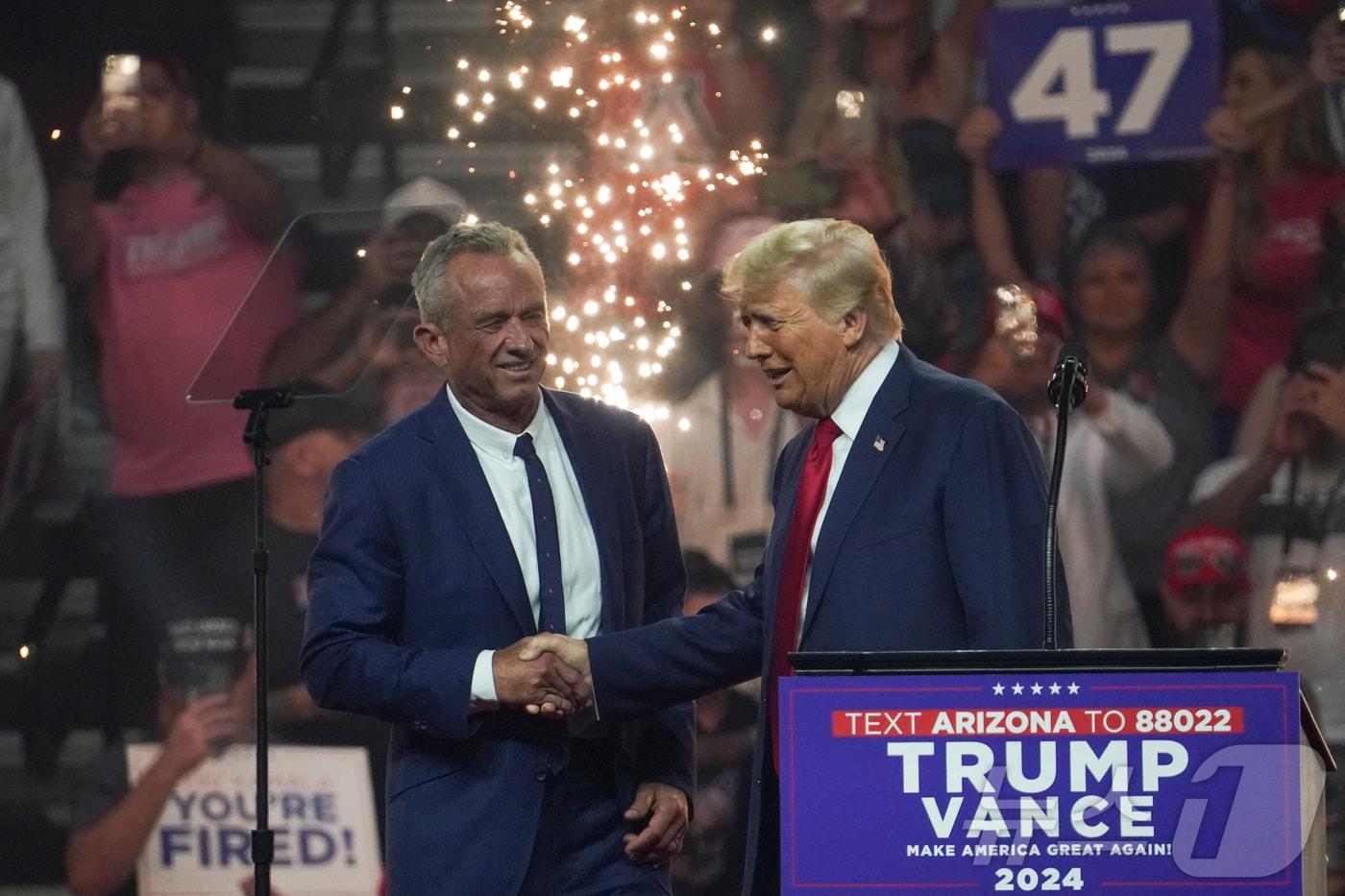 11월 미국 대선에 무소속으로 출마했던 로버트 케네디 주니어 후보가 선거운동 중단을 선언한 23일(현지시간) 애리조나주(州) 글렌데일에서 열린 공화당 대선후보 도널드 트럼프 전 대통령의 유세 현장을 찾아 악수하고 있다. 2024.08.23. ⓒ 로이터=뉴스1 ⓒ News1 김성식 기자