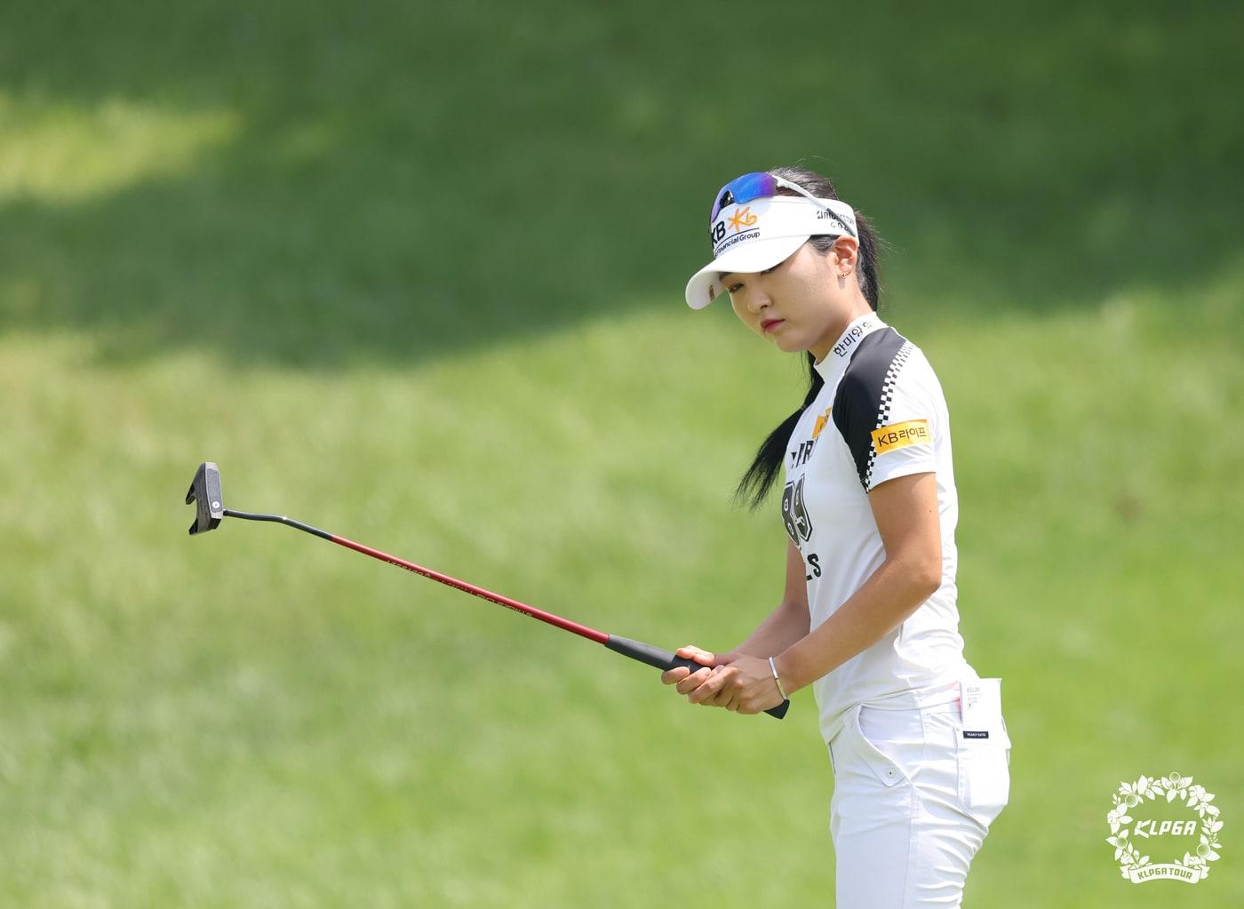 본문 이미지 - 이예원이 24일 강원도 춘천 제이드팰리스GC에서 열린 '한화 클래식 2024' 3라운드에서 4번홀 퍼팅을 하고 있다. (KLPGT 제공) 2024.8.24/뉴스1