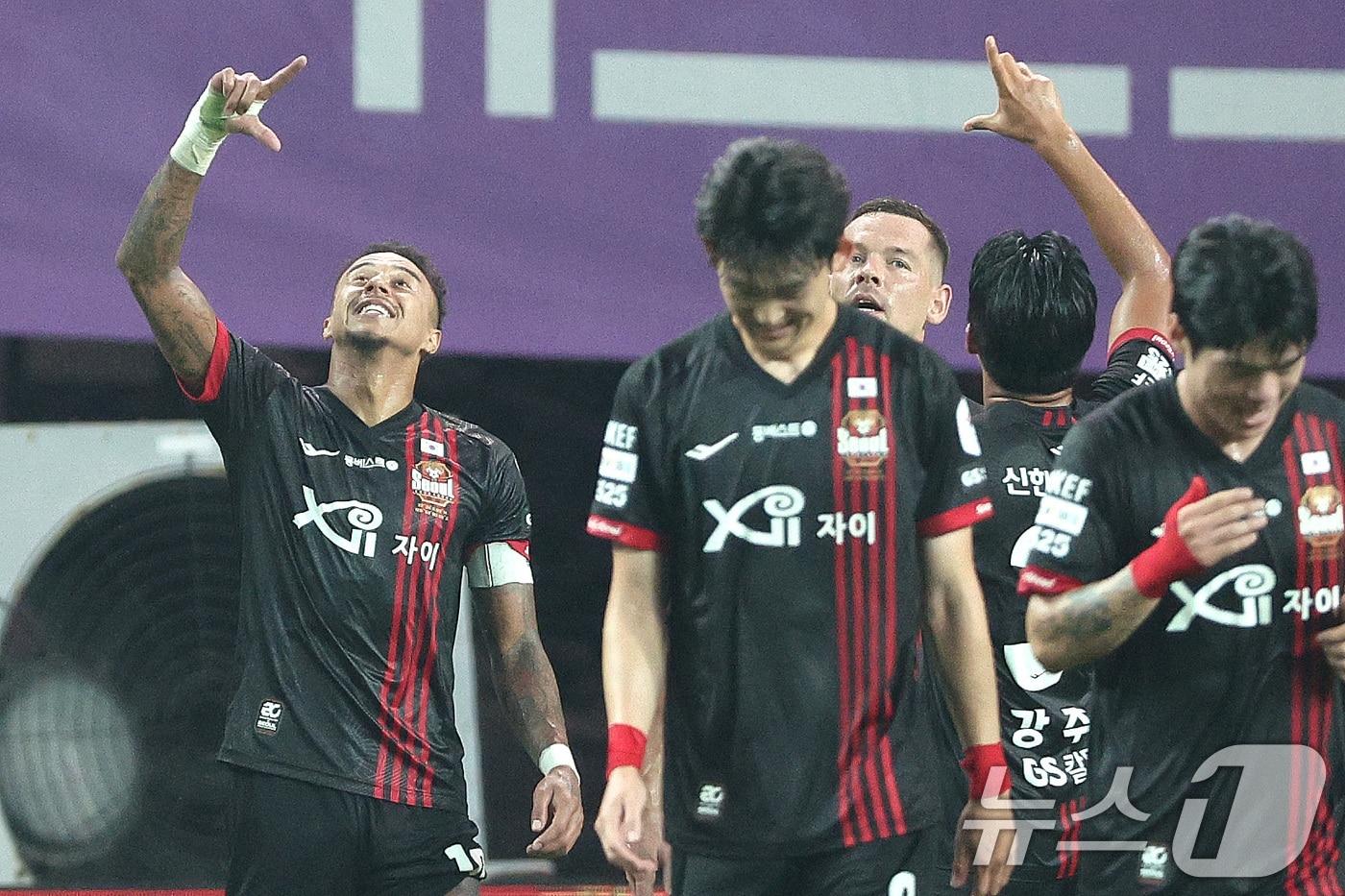 24일 오후 서울 마포구 서울월드컵경기장에서 열린 프로축구 '하나은행 K리그1 2024' FC 서울과 강원 FC의 경기에서 서울 린가드가 팀의 두 번째 골을 기록한 후 동료들과 세리머니를 하고 있다. 2024.8.24/뉴스1 ⓒ News1 신웅수 기자