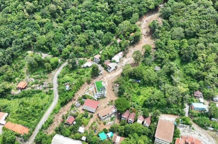 본문 이미지 - 24일(현지시간) 태국 푸껫섬 남부 깔롱의 까따 해변에 전날 내린 폭우로 토사가 흘러 내린 모습을 푸껫 당국이 공개했다(페이스북 'phuketinfocenter' 갈무리). 2024.08.24.