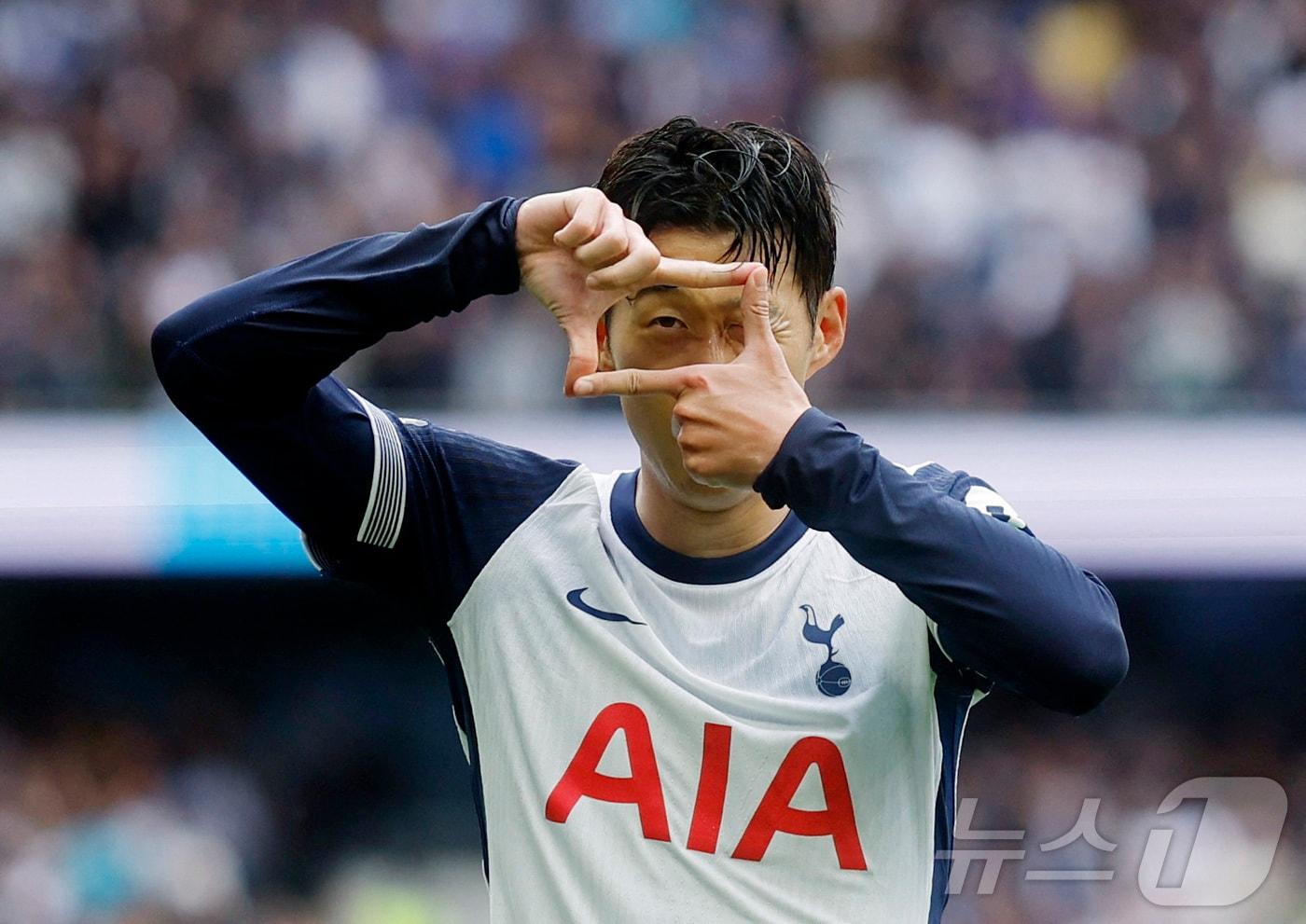 토트넘 캡틴 손흥민이 24일 오후(한국시간) 영국 런던 토트넘 홋스퍼 스타디움에서 열린 2024-25 잉글랜드 프리미어리그(EPL) 2라운드 에버턴과의 홈 개막전에서 전반 25분 시즌 마수걸이 골을 터트린 뒤 '찰칵' 세리머니를 하고 있다. 2024.8.24 ⓒ 로이터=뉴스1