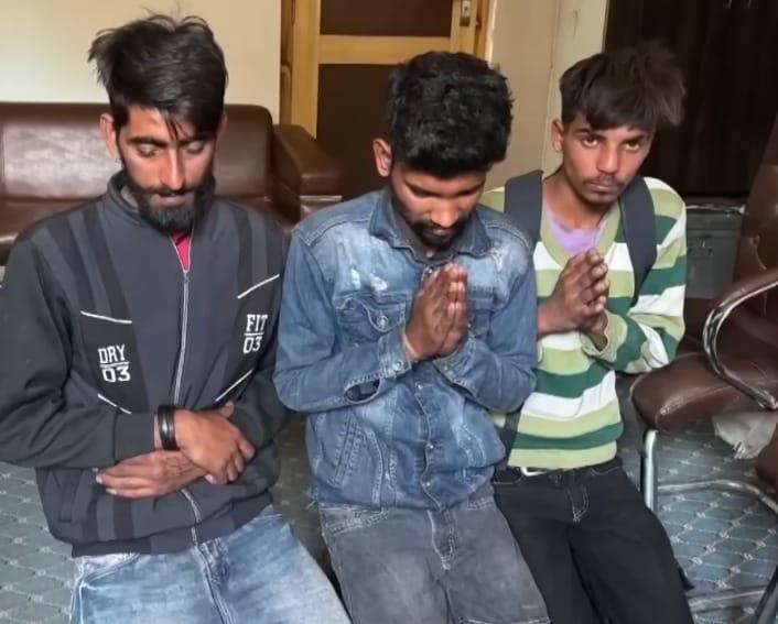 본문 이미지 - 레리꼬를 납치한 현지 남성들. (JTBC '사건반장')