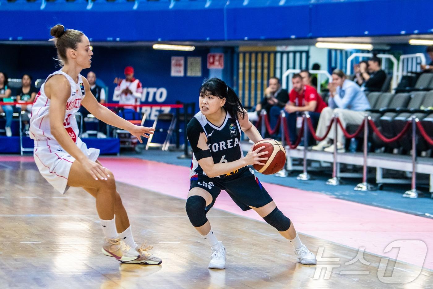 여자 농구 대표팀 이소희가 25일(한국시간) 열린 2026 FIBA 월드컵 사전 예선 준결승 몬테네그로와의 경기에서 돌파를 시도하고 있다. (대한민국농구협회 제공)