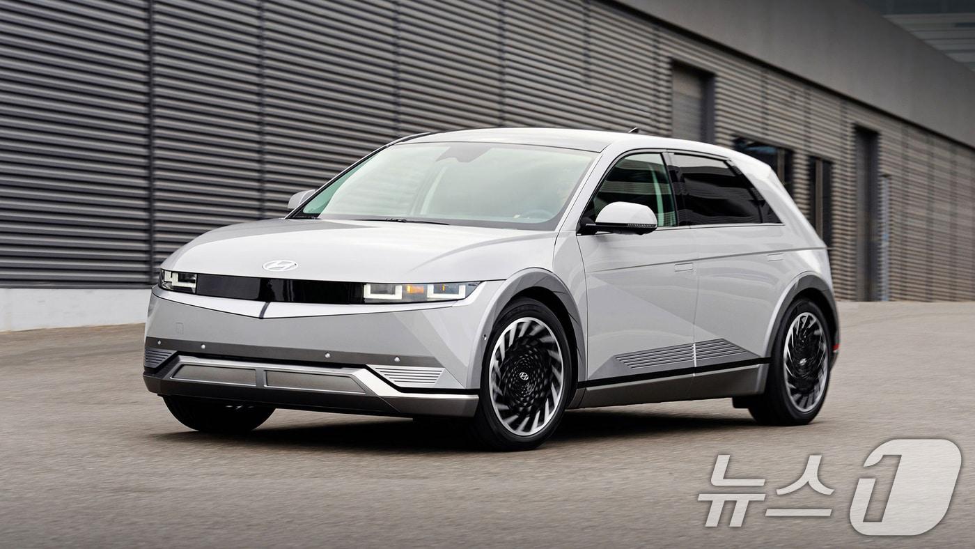 현대자동차그룹이 25일 현대자동차그룹의 전기차 전용 플랫폼 E-GMP 기반 전기차 모델들이 세계 주요 충돌안전평가에서 최고 수준의 성적표를 받고 있다고 밝혔다. 사진은 현대차 아이오닉 5. (현대차그룹 제공) 2024.8.25/뉴스1 ⓒ News1 송원영 기자