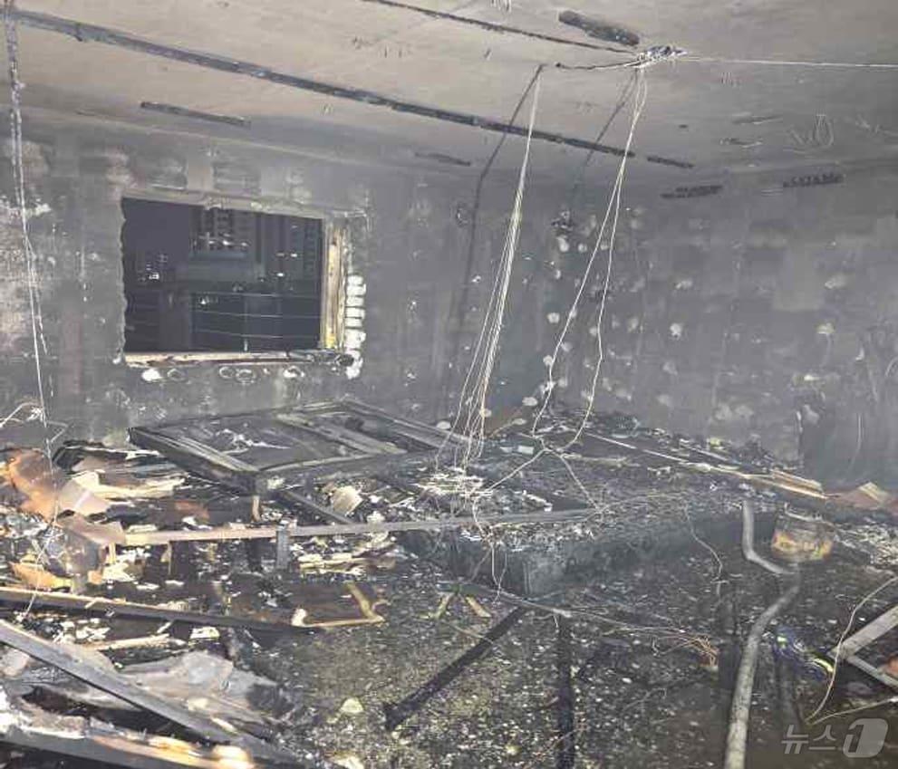 본문 이미지 - 지난 22일 대형 화재로 19명의 사상자를 낸 경기 부천시의 호텔 객실이 까맣게 타 있다. (윤건영 더불어민주당 의원실 제공) 2024.8.25/뉴스1