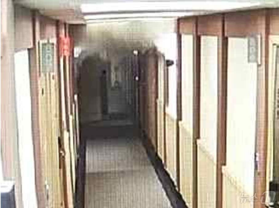 본문 이미지 - 지난 22일 오후 7시 38분 대형 화재로 19명의 사상자를 낸 경기 부천시의 호텔 객실 복도에 급속히 연기가 확산되는 모습. (윤건영 더불어민주당 의원실 제공) 2024.8.25/뉴스1