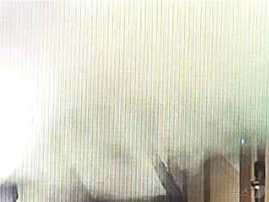 본문 이미지 - 지난 22일 오후 7시 38분 대형 화재로 19명의 사상자를 낸 경기 부천시의 호텔 객실 복도에 급속히 연기가 확산되는 모습. (윤건영 더불어민주당 의원실 제공) 2024.8.25/뉴스1