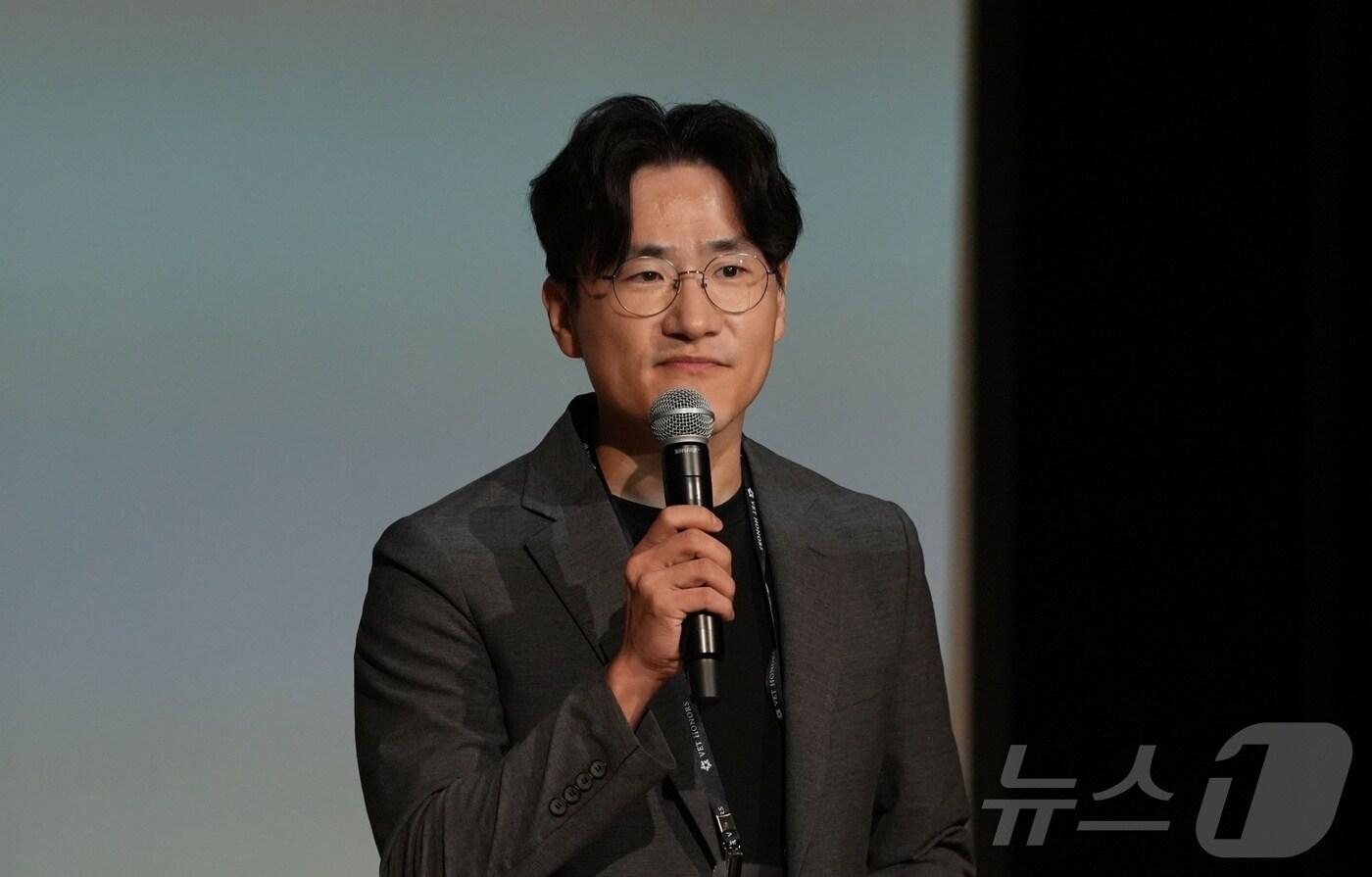 본문 이미지 - 이태호 벳아너스 학술위원장이 25일 서울 강남구 대웅제약에서 열린 '2024 벳아너스 증례 교류 심포지엄 CES'에서 환영사를 하고 있다(벳아너스 제공). ⓒ 뉴스1