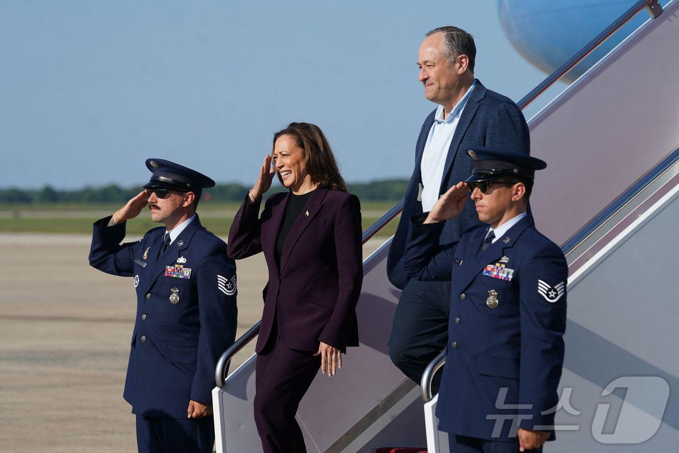 본문 이미지 - 미국 민주당 대선 후보인 카멀라 해리스 부통령과 남편 더그 엠호프가 23일(현지시간) 일리노이주 시카고에서 열린 전당대회에 참석한 뒤 워싱턴 인근 앤드루스 합동 기지에 도착해 전용기를 내리고 있다. 2024.08.25 ⓒ AFP=뉴스1 ⓒ News1 우동명 기자