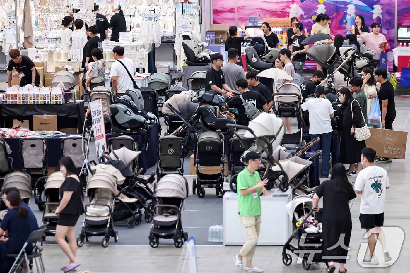 본문 이미지 - 25일 인천 연수구 송도컨벤시아에서 열린 '제29회 인천 베이비&키즈페어'가 영유아 자녀를 둔 부부들과 예비 출산 부부들로 붐비고 있다. 2024.8.25/뉴스1 ⓒ News1 민경석 기자