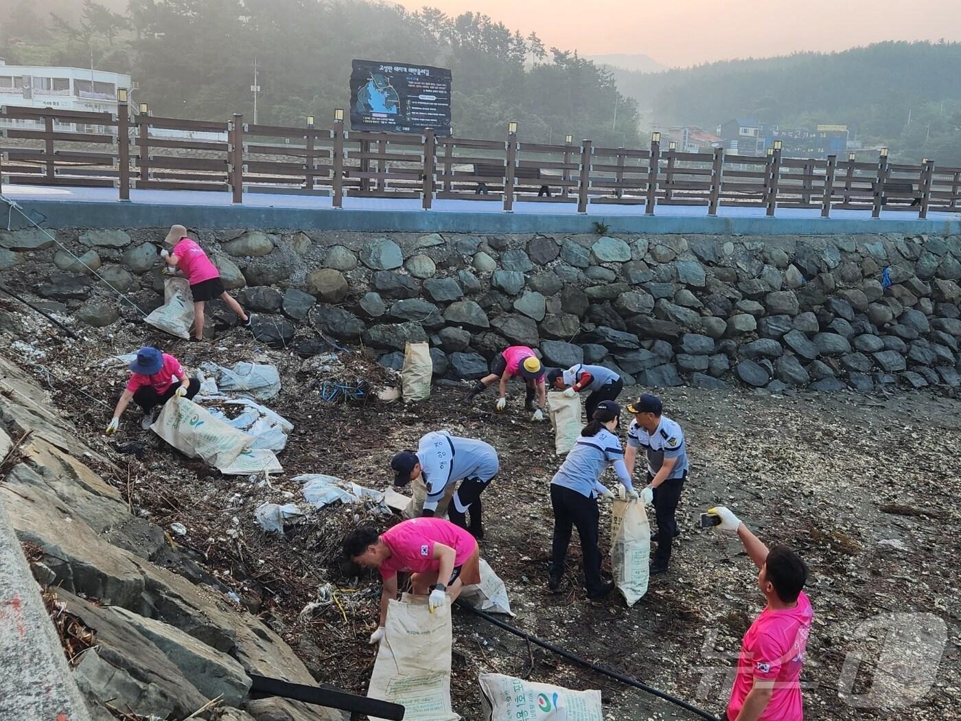 본문 이미지 - 경남 고성군 남포항 인근에서 통영해경과 지역민들이 해양쓰레기를 수거하고 있다.(통영해경 제공)