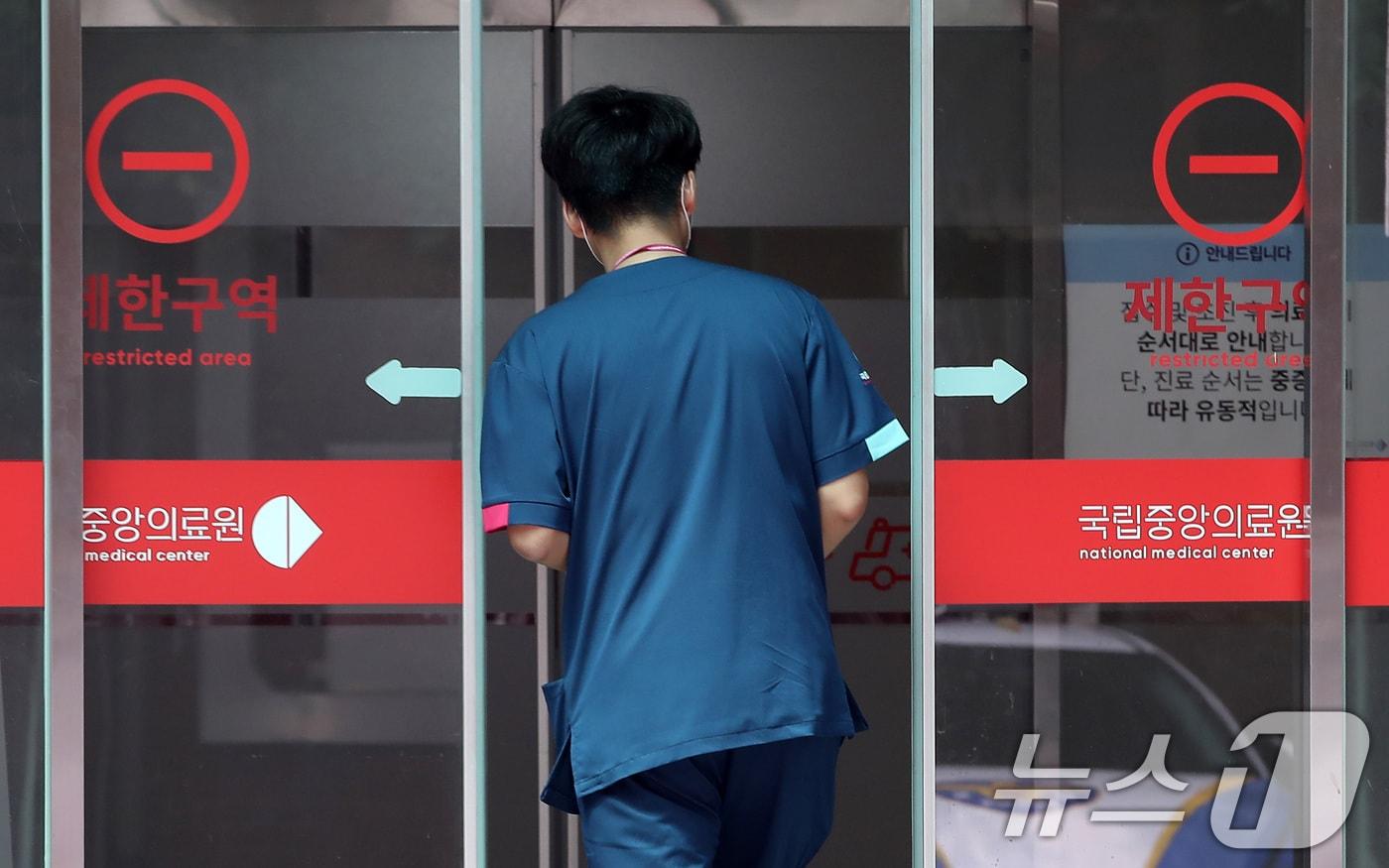 본문 이미지 - 25일 서울 중구 국립중앙의료원에서 의료진이 이동하고 있다. 보건의료노조가 지난 19~23일 61개 병원 사업장을 대상으로 쟁의행위 찬반투표를 진행한 결과 91%의 찬성으로 총파업이 가결됐다고 밝혔다. 노조는 조정 기간이 만료되는 28일까지 합의가 불발된다면 오는 29일 오전 7시부터 동시파업에 돌입할 예정이라고 밝혔다. 2024.8.25/뉴스1 ⓒ News1 박세연 기자