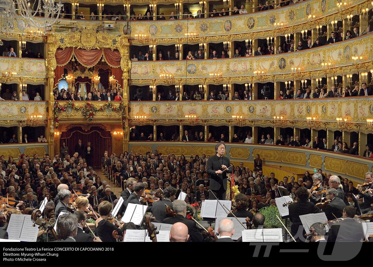 본문 이미지 - 세계적인 명문 오케스트라의 공연을 한 번에 만날 수 있는 '2024 월드오케스트라페스티벌'이 오는 10월 10일부터 11월 27일까지 대구콘서트하우스에서 열린다. 사진은 지휘자 정명훈과 라 페니체 오케스트라. (대구콘서트하우스 제공)/뉴스1