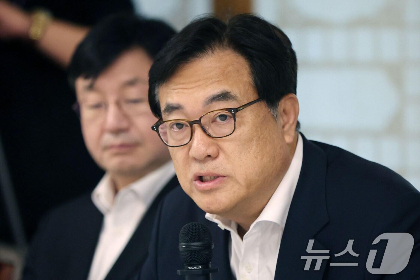 본문 이미지 - 정진석 대통령비서실장이 25일 오후 서울 종로구 총리공관에서 열린 제20차 고위당정협의회에서 모두발언을 하고 있다. 이날 고위당정협의회에서는 추석 민생안정 대책, 전기차 화재 안전관리 대책, 쌀값 및 한우가격 안정 대책을 논의했다. (공동취재)2024.8.25/뉴스1 ⓒ News1 박세연 기자