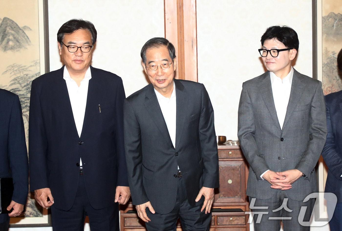 본문 이미지 - 25일 서울 종로구 삼청동 총리공관에서 열린 고위당정협의회에서 한덕수 국무총리(가운데), 한동훈 국민의힘 대표, 정진석 대통령 비서실장이 회의에 앞서 기념 촬영하고 있다. (공동취재)2024.8.25/뉴스1 ⓒ News1 박세연 기자