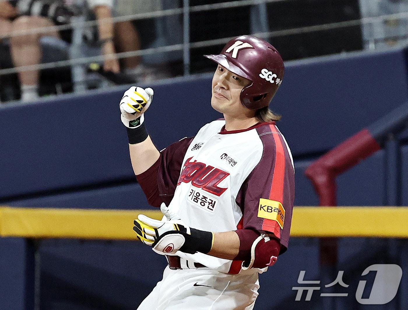 본문 이미지 - 25일 오후 서울 구로구 고척스카이돔에서 열린 프로야구 '2024 신한 SOL뱅크 KBO리구' LG 트윈스와 키움 히어로즈의 경기에서 키움의 8회말 2사 만루 상황때 이형종이 2타점 적시타를 친 뒤 세리머니하고 있다. 2024.8.25/뉴스1 ⓒ News1 구윤성 기자