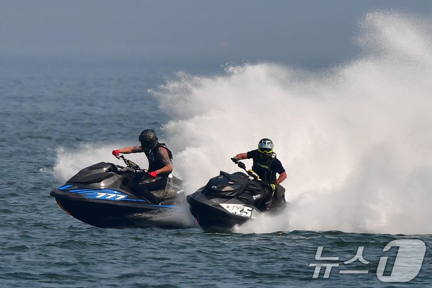 25일 경북 포항시 북구 영일대해수욕장애서 열린 2024 포항시장배 전국수상오토바이 대회에 출전한 선수들이 전속력으로 달리고 있다. 이번 대회는 노비스, 리미티드, 포로GP, 앤드류레이스와 신인전 등 총 5개 종목에서 열렸다. 대회에 출전한 선수들의 최고 속도는 140km 이상인 것으로 알려졌다. 2024.8.25/뉴스1 ⓒ News1 최창호 기자