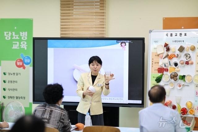 본문 이미지 - 14일 서울 성동구 고혈압·당뇨병 등록교육센터에서 윤은주 영양사가 당뇨 영양 교육을 진행하고 있다. /뉴스1 ⓒ News1