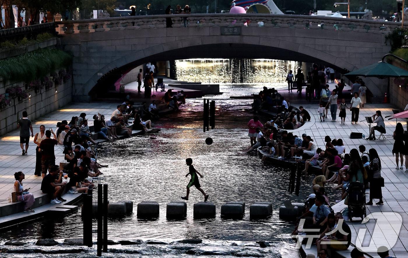 열대야가 한풀 꺾인 25일 오후 서울 청계천을 찾은 시민들이 나들이를 즐기고 있다. 2024.8.25/뉴스1 ⓒ News1 구윤성 기자