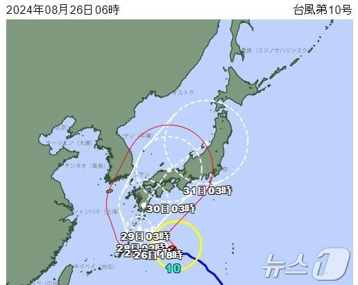 본문 이미지 - 제10호 태풍 산산이 26일 일본 규슈 남단을 향해 이동하고 있다. 산산은 오는 27일에는 가고시마현에 접근할 것으로 예상되고 있다. <출처=일본 기상청>