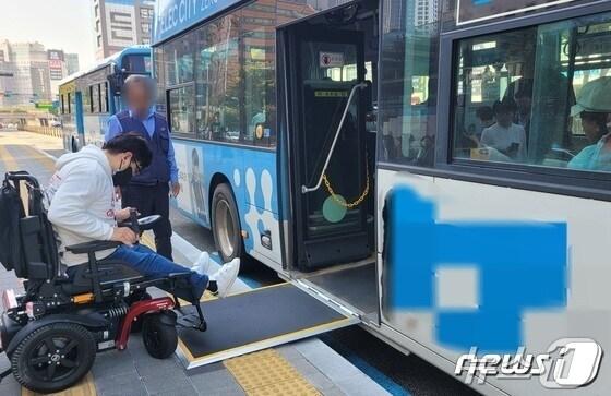 본문 이미지 - 뇌병변장애인 성희철씨가 버스에 탑승하고 있다.2023.10.27/뉴스1 ⓒ News1 조아서 기자