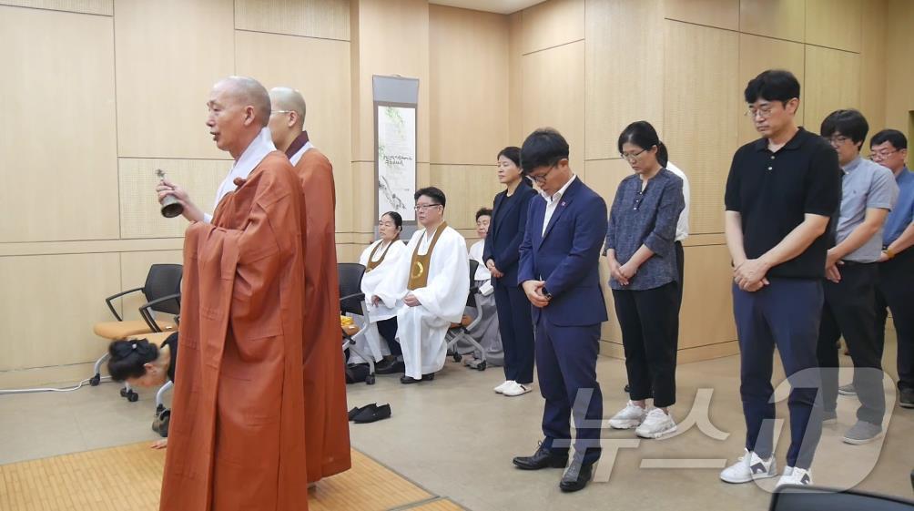 본문 이미지 - 무연고 영령들의 넋을 기리기 위한 불교 공영장례 추모 의식이 진행되고 있다.2024.8.21.(부산시청 제공)