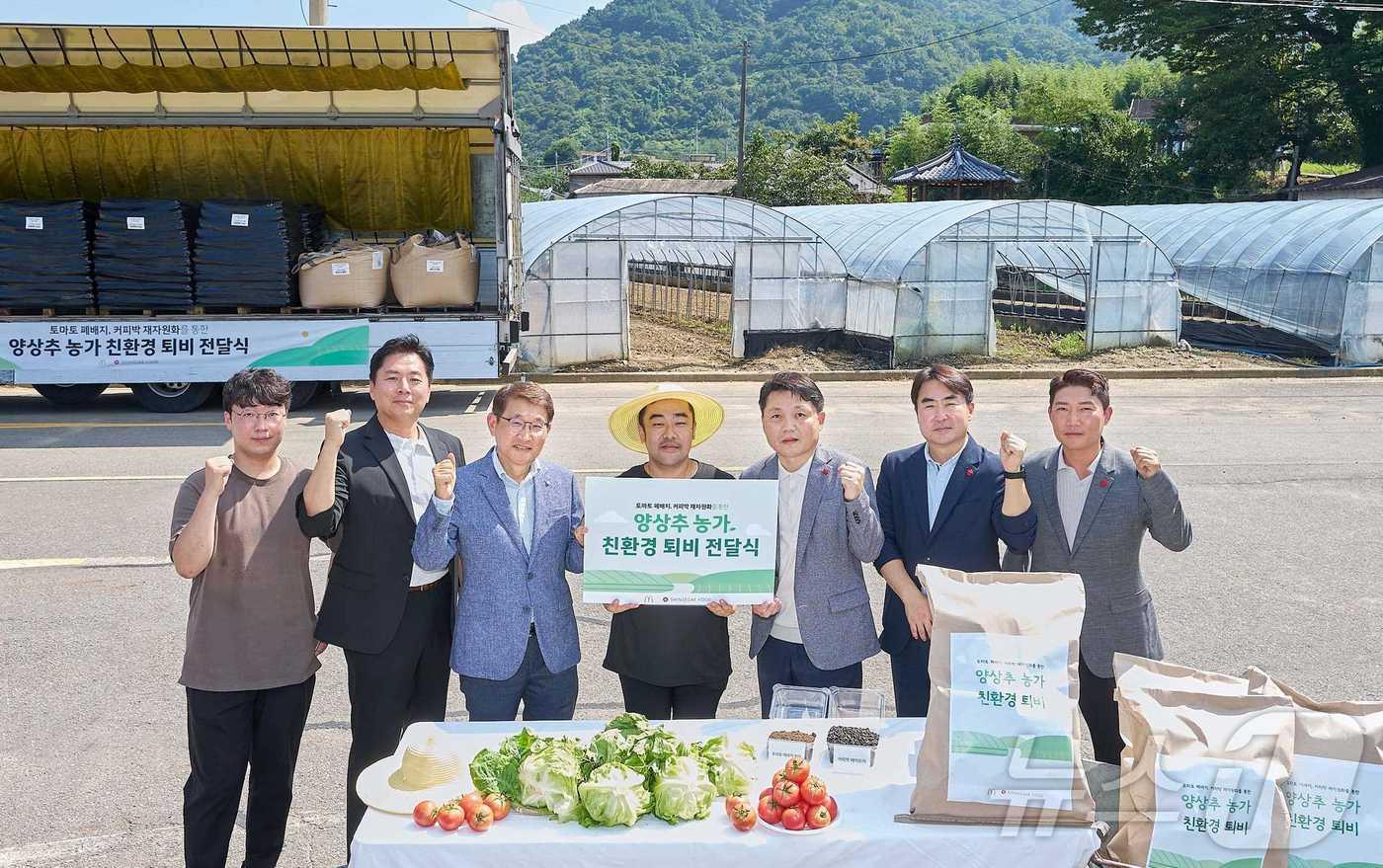 본문 이미지 - 왼쪽부터 신세계푸드 농산팀 박서종, 맥도날드 SCM 하만기 이사, 김한일 전무, 이청우 농부, 신세계푸드 R&D 민중식 상무, 김태경 팀장, 농산팀 이재철 팀장. (맥도날드 제공)
