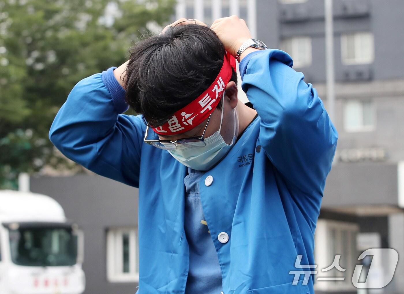 본문 이미지 - 보건의료노조 국립중앙의료원지부 노조원들이 26일 서울 중구 국립중앙의료원에서 열린 총파업 투쟁 선전전에 참석하며 투쟁 머리띠를 묶고 있다. 2024.8.26/뉴스1 ⓒ News1 박세연 기자