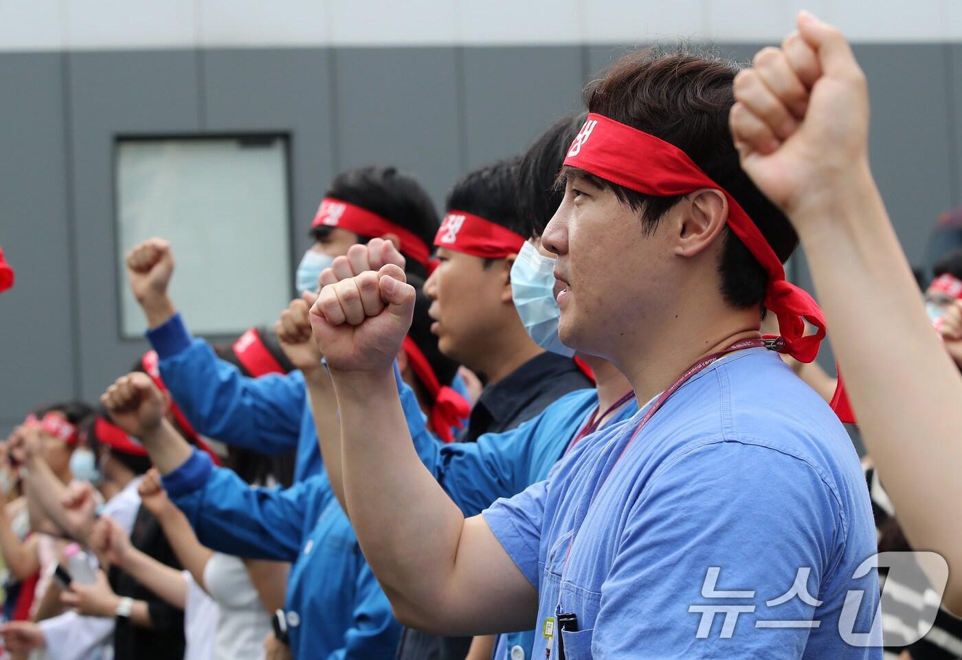 본문 이미지 - 보건의료노조 국립중앙의료원지부 노조원들이 26일 서울 중구 국립중앙의료원에서 총파업 투쟁 선전전을 갖고 구호를 외치고 있다. 2024.8.26/뉴스1 ⓒ News1 박세연 기자