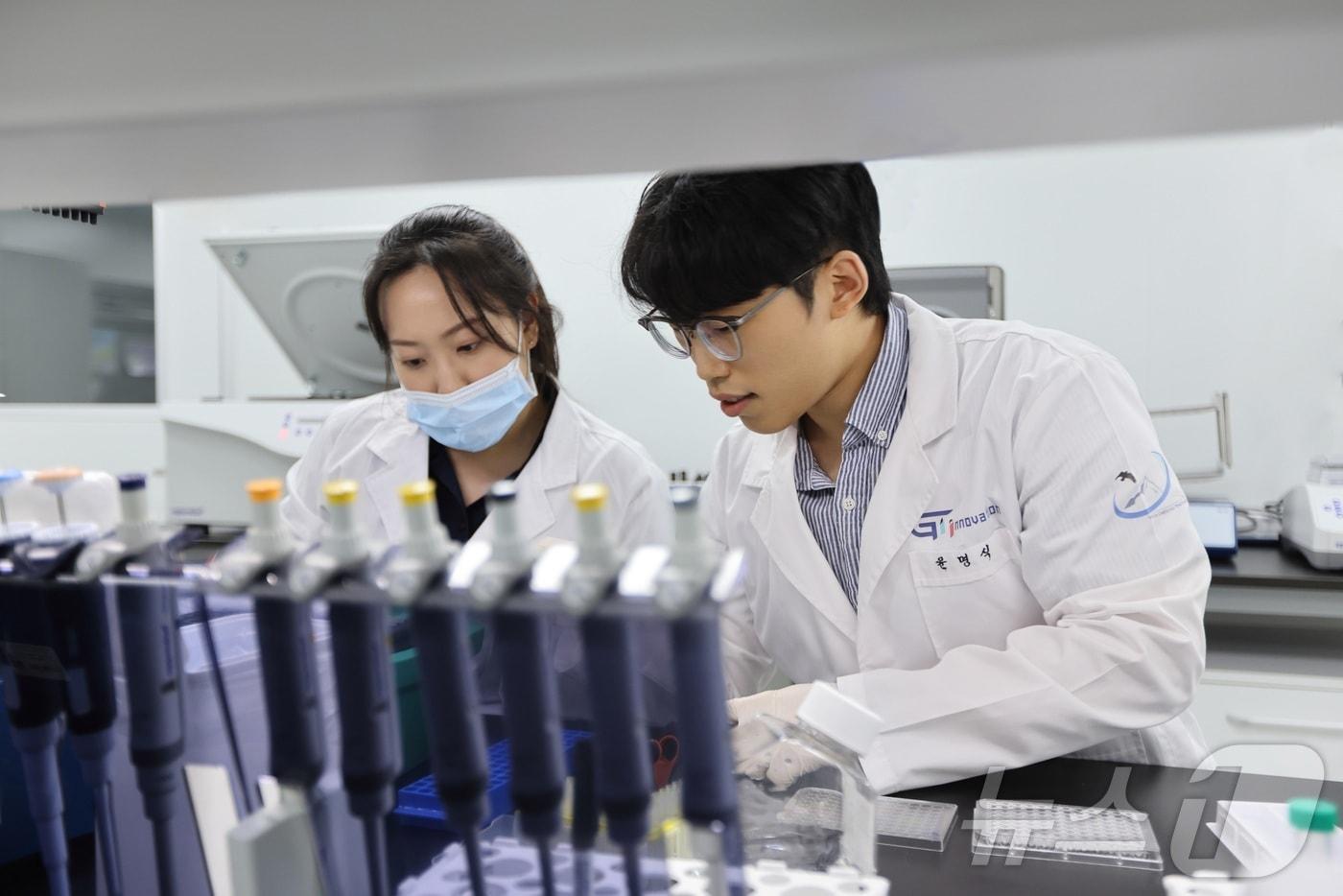 지아이이노베이션 연구원이 후보물질 데이터를 분석하고 있다.(지아이이노베이션 제공)/뉴스1 ⓒ News1