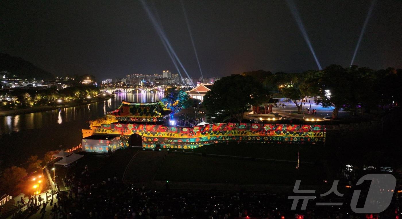 본문 이미지 - 진주성 성벽을 확용한 미디어파사드(진주시 제공).