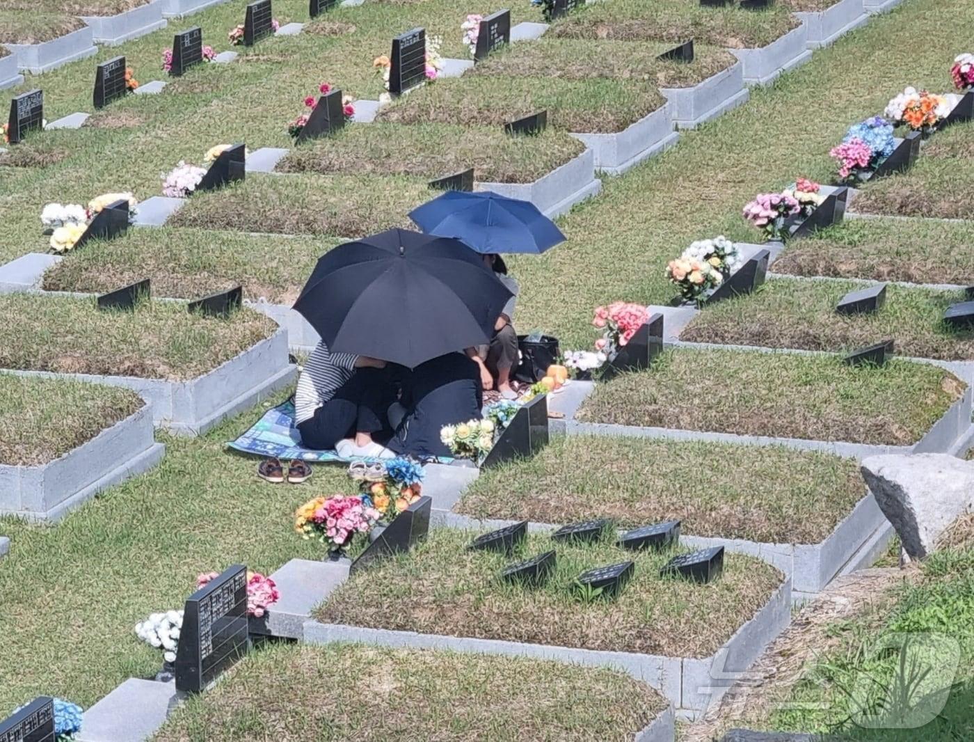 본문 이미지 - 주말이자 추석연휴를 며칠 앞둔 23일 강원 강릉시 공설묘원인 청솔공원에서 성묘객들이 가족과 시간을 보내고 있다. 2023.9.23/뉴스1 윤왕근 기자