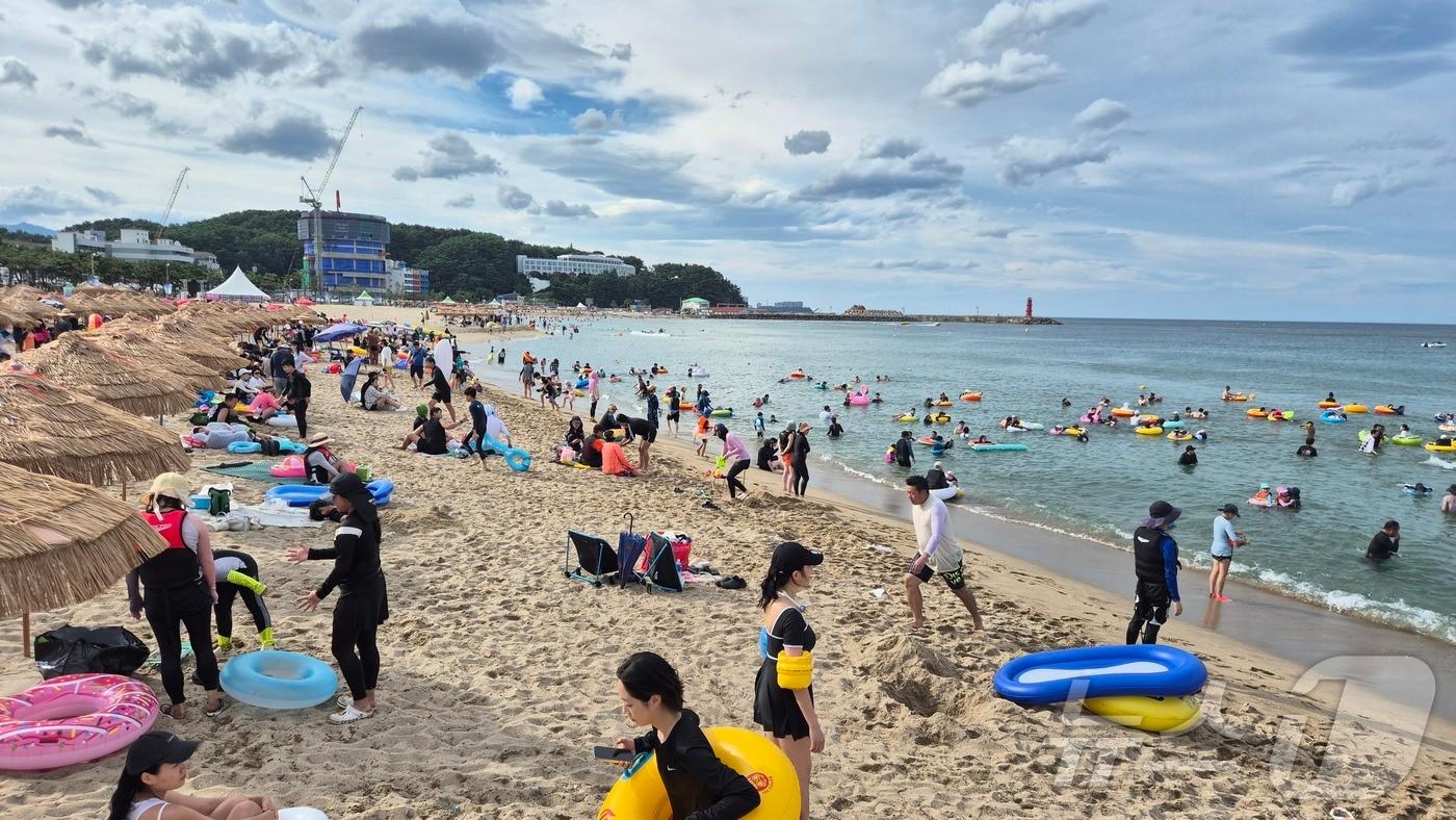 올 여름 낙산해수욕장을 찾은 피서객.(양양군 제공)