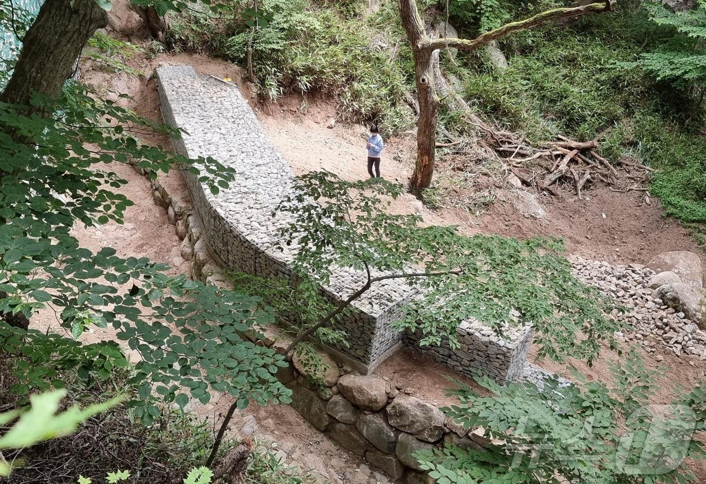 본문 이미지 - 산사태 피해가 발생한 경주시 석굴암 인근에 게비온이 설치됐다.(경주시 제공) 2024.8.26/뉴스1 
