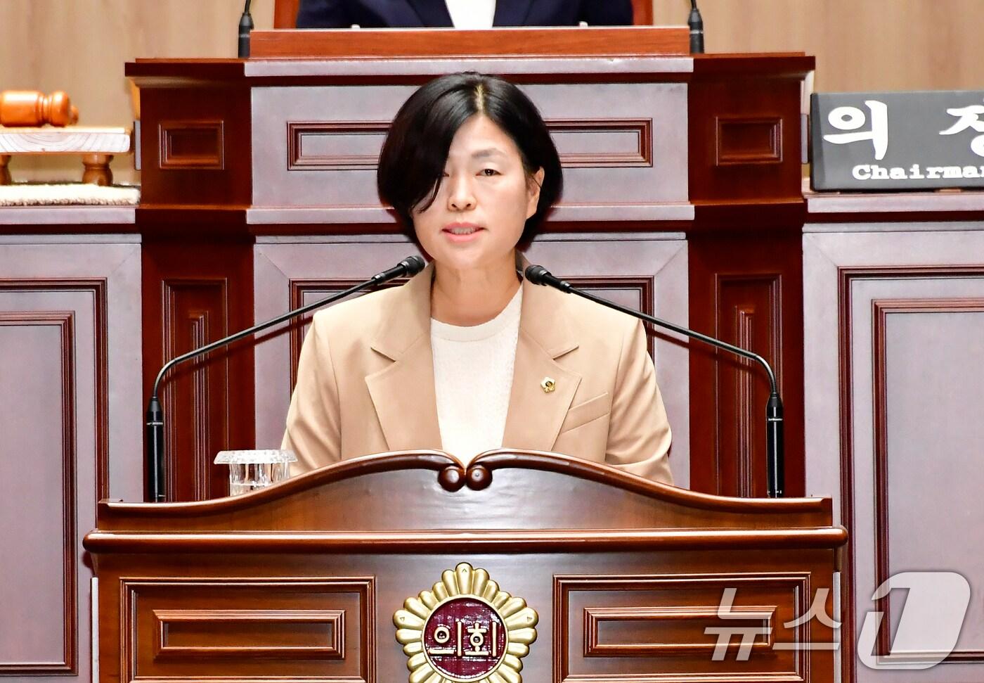 본문 이미지 - 최지현 광주시의원이 26일 임시회 본회의 5분 발언을 통해 정부의 기후대응댐 후보지로 선정된 화순 동복천댐 건설의 실효성에 의문을 제기하고 있다.(광주시의회 제공)2024.8.26/뉴스1