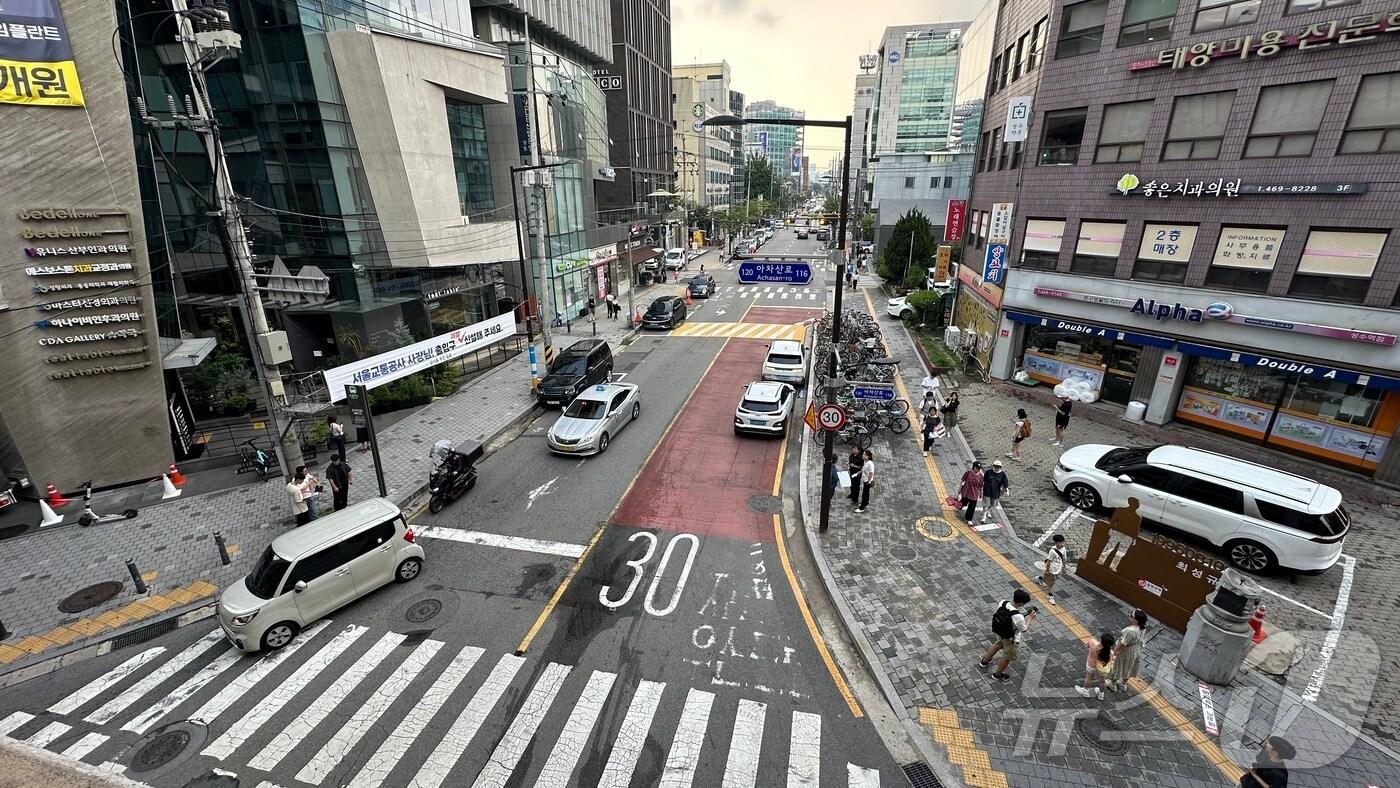 본문 이미지 -  서울 성수역 3번 출입구 앞 횡단보도 이전 (성동구 제공)
