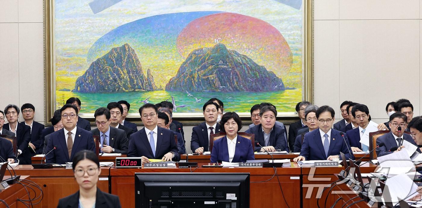 본문 이미지 - 26일 오전 서울 여의도 국회에서 열린 정무위원회 전체회의에 관련기관 국무위원들이 자리하고 있다. 앞줄 왼쪽부터 김병환 금융위원장, 방기선 국무조정실장, 강정애 국가보훈부 장관, 한기정 공정거래위원장, 유철환 국민권익위원장. 2024.8.26/뉴스1 ⓒ News1 구윤성 기자