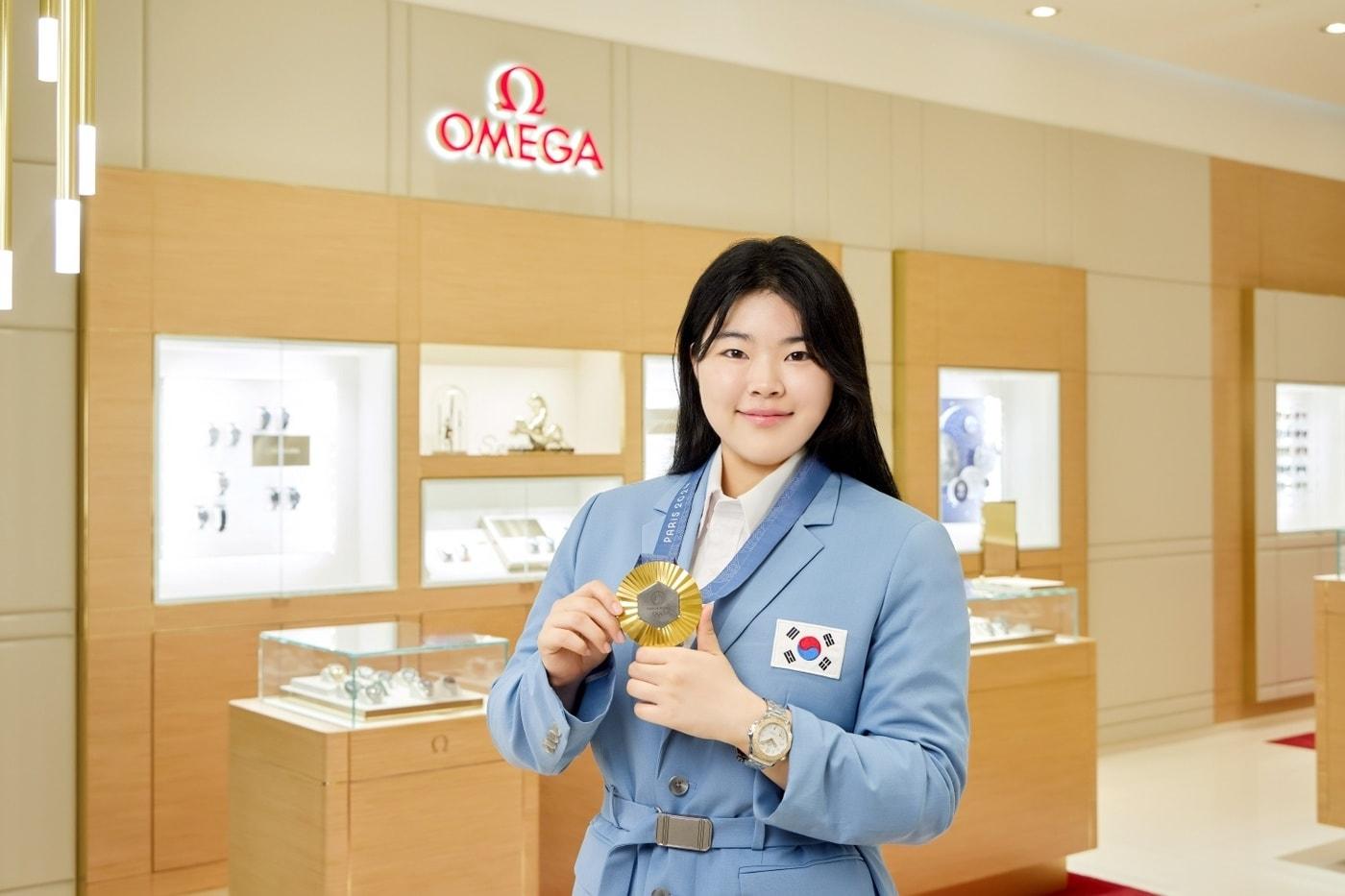 파리 올림픽 에디션 시계를 받은 오예진 (오메가 제공)