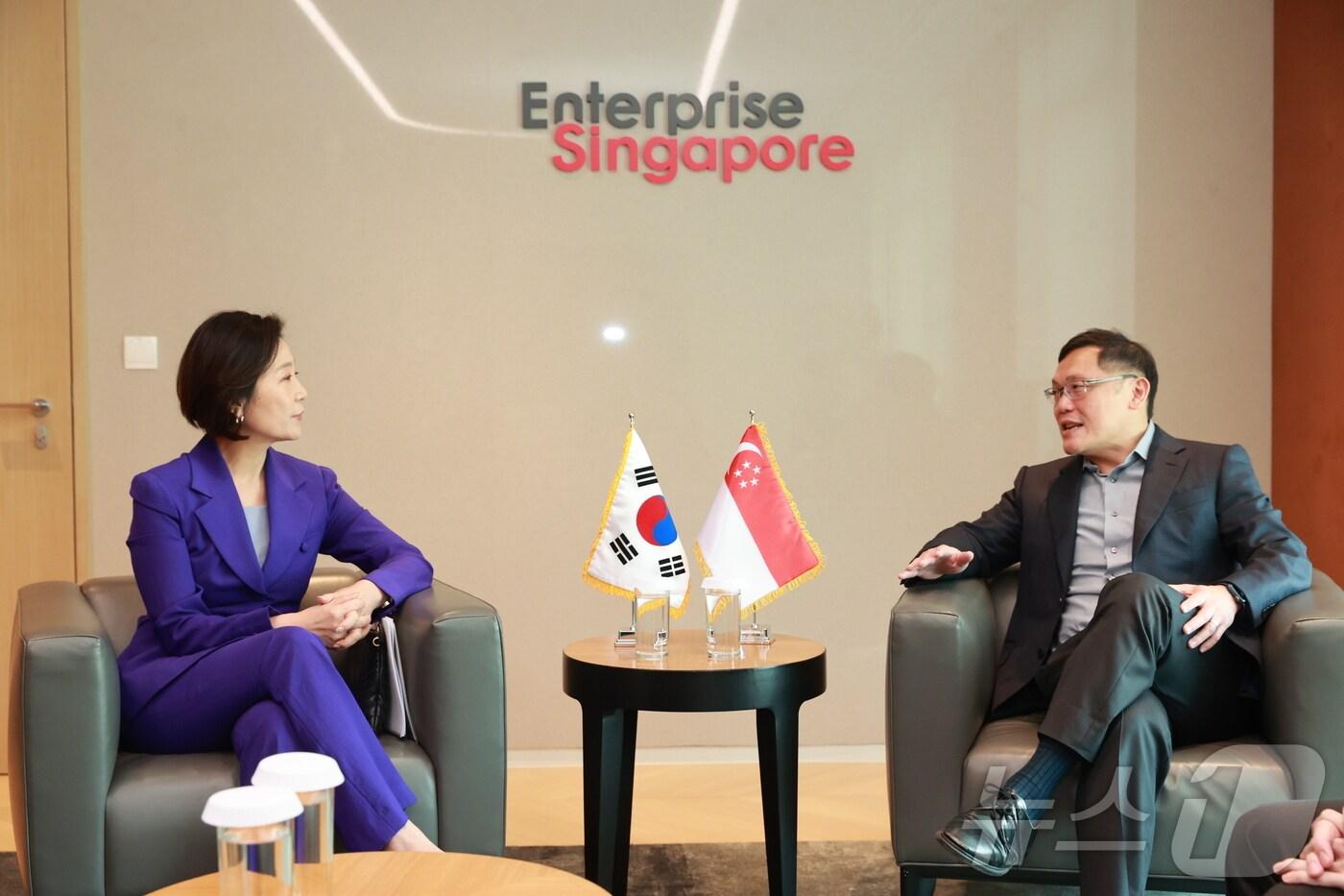 본문 이미지 - 오영주 중소벤처기업부 장관이 26일 싱가포르기업청을 방문해 리 추안텍(Lee Chuan Teck) 싱가포르기업청 회장을 만나 스타트업 협력 강화 방안을 논의하고 있다. (중기부 제공)