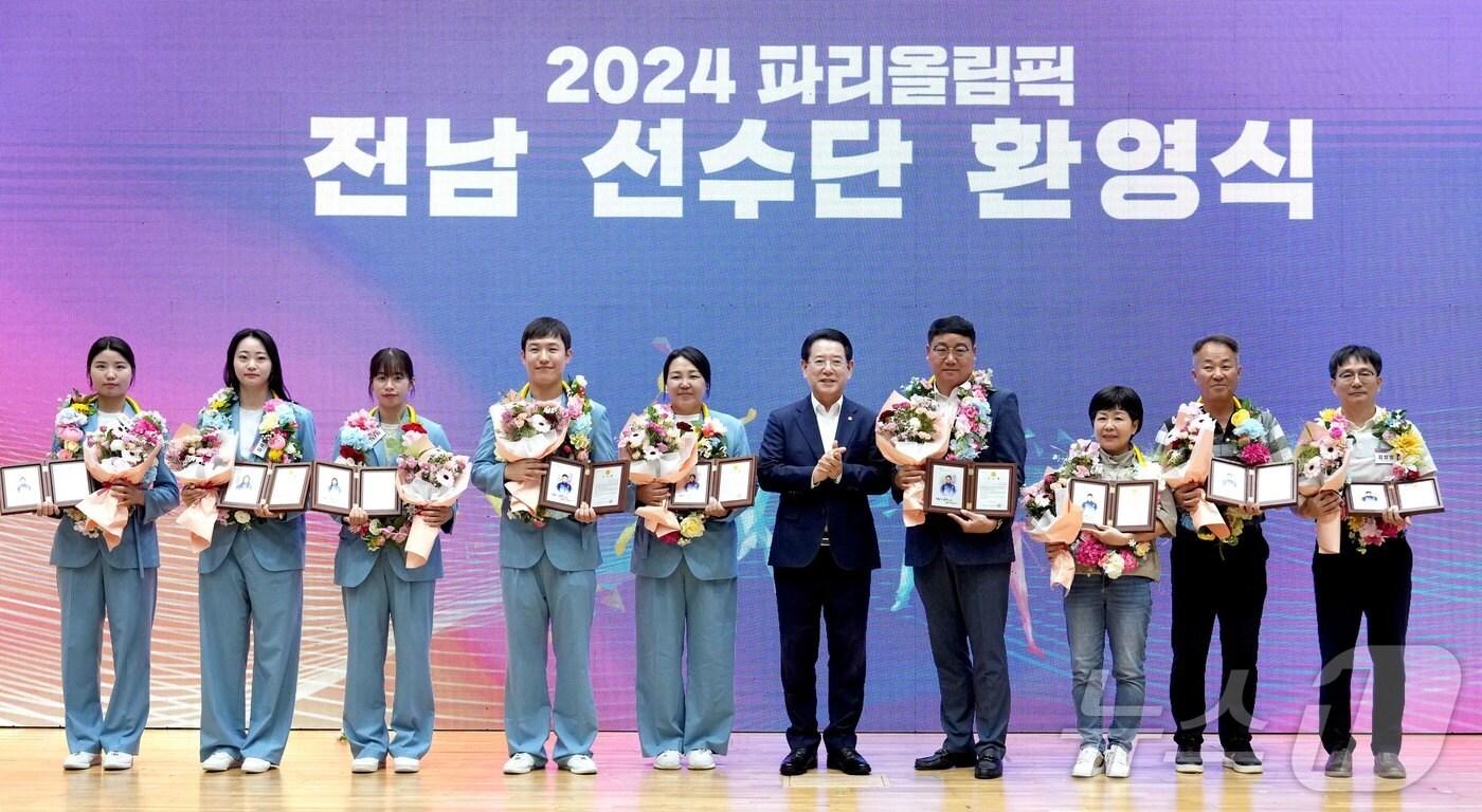 김영록 전라남도지사가 26일 도청 왕인실에서 제33회 파리올림픽에 출전해 최고의 기량과 압도적인 실력을 발휘해 국위를 선양한 전남선수단에게 공로패를 전달하고 기념촬영을 하고 있다.(전남도 제공) 2024.8.26/뉴스1 