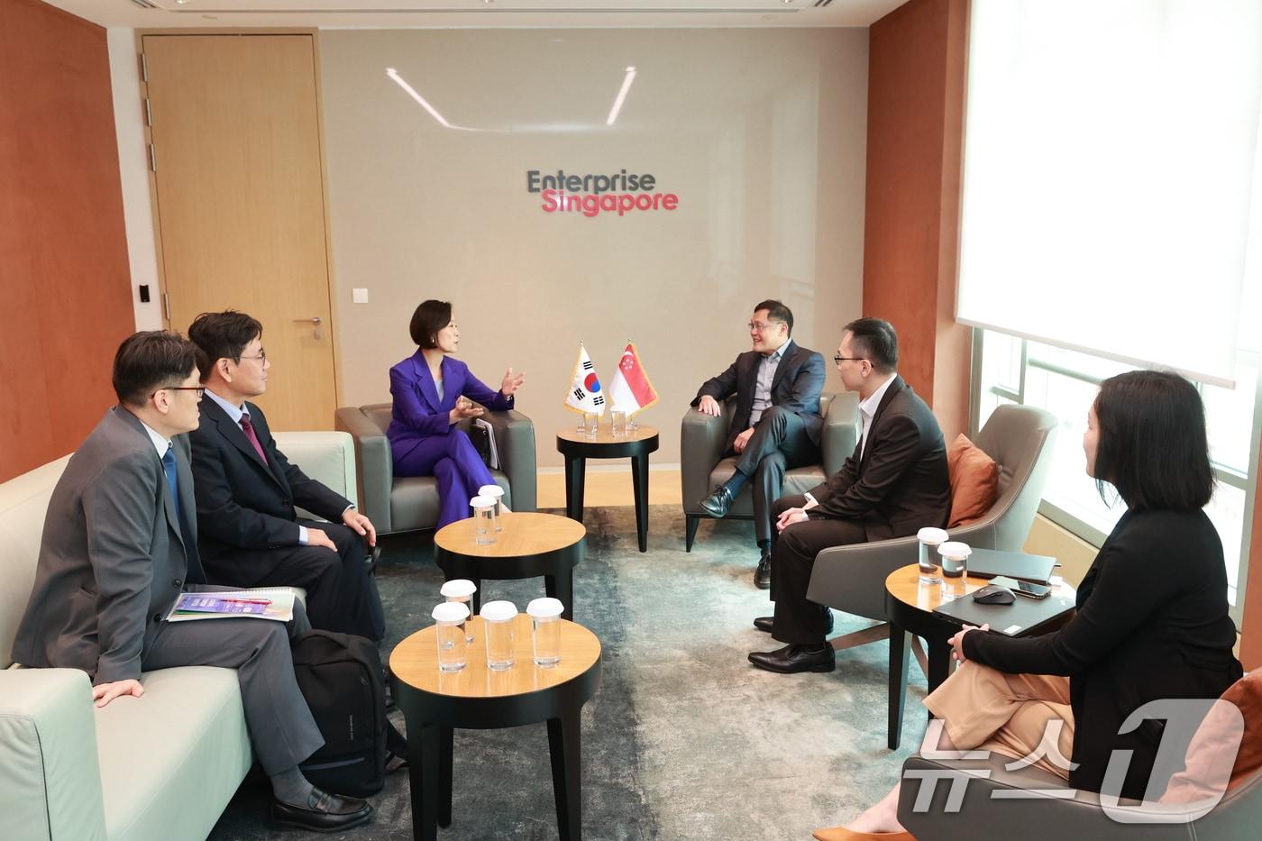 오영주 중소벤처기업부 장관이 26일 싱가포르기업청을 방문해 리 추안텍 싱가포르기업청 회장을 만나 스타트업 협력 강화 방안을 논의하고 있다. (중소벤처기업부 제공) 2024.8.26/뉴스1