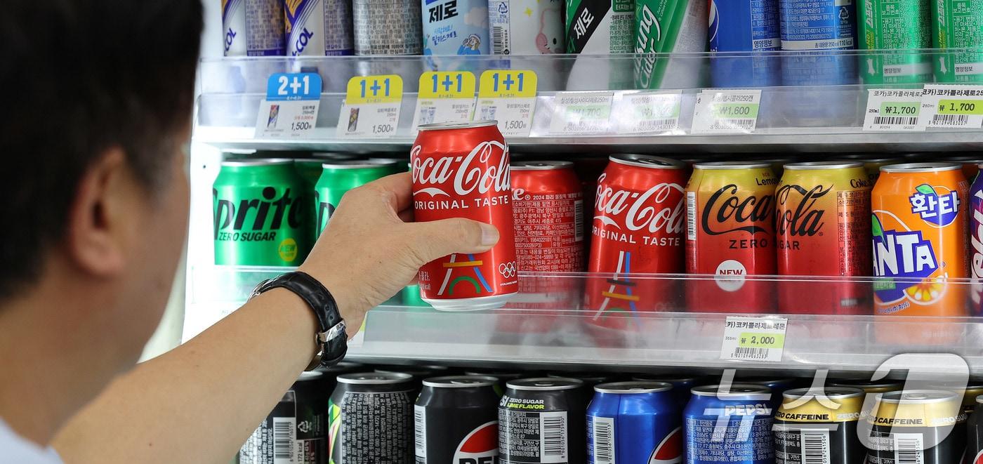 26일 서울의 한 편의점에 음료수가 진열돼 있다(사진은 기사 내용과 직접적인 관련이 없음).  2024.8.26/뉴스1 ⓒ News1 박지혜 기자