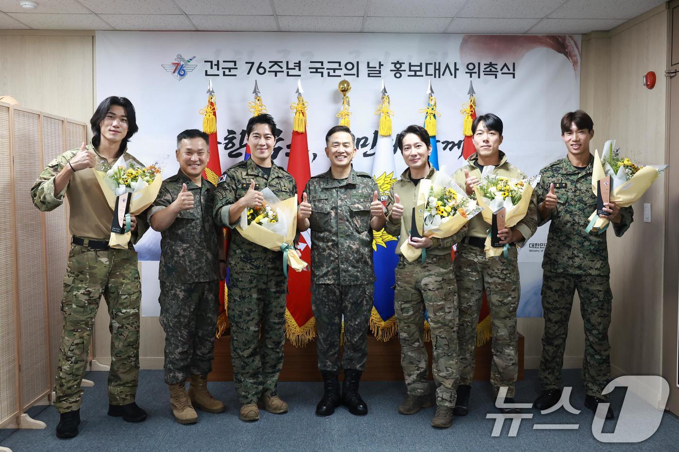 국군의날행사기획단장 김봉수 육군 중장이 26일 열린 건군 76주년 국군의 날 홍보대사 위촉식에서 군 출신 방송인 최영재, 에이전트H를 홍보대사로 위촉한 후 3명의 서포터즈와 함께 기념촬영을 하고 있다. 왼쪽부터 이동규(정보사 출신 예비역 중사), 정구환 준장, 최영재 씨, 김 국군의날행사기획단장, 에이전트H, 김민준(해군 특전단 출신 예비역 중사), 홍범석(육군 특전사 출신 예비역 상사). (국방일보 제공) 2024.8.26/뉴스1