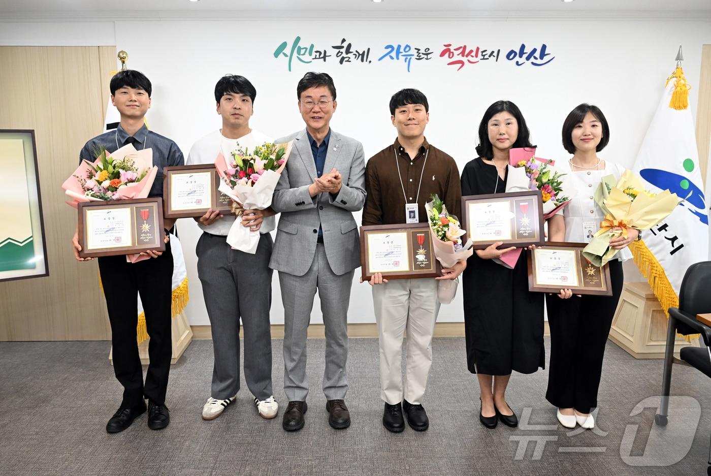 본문 이미지 - 우수 공무원.(안산시 제공)