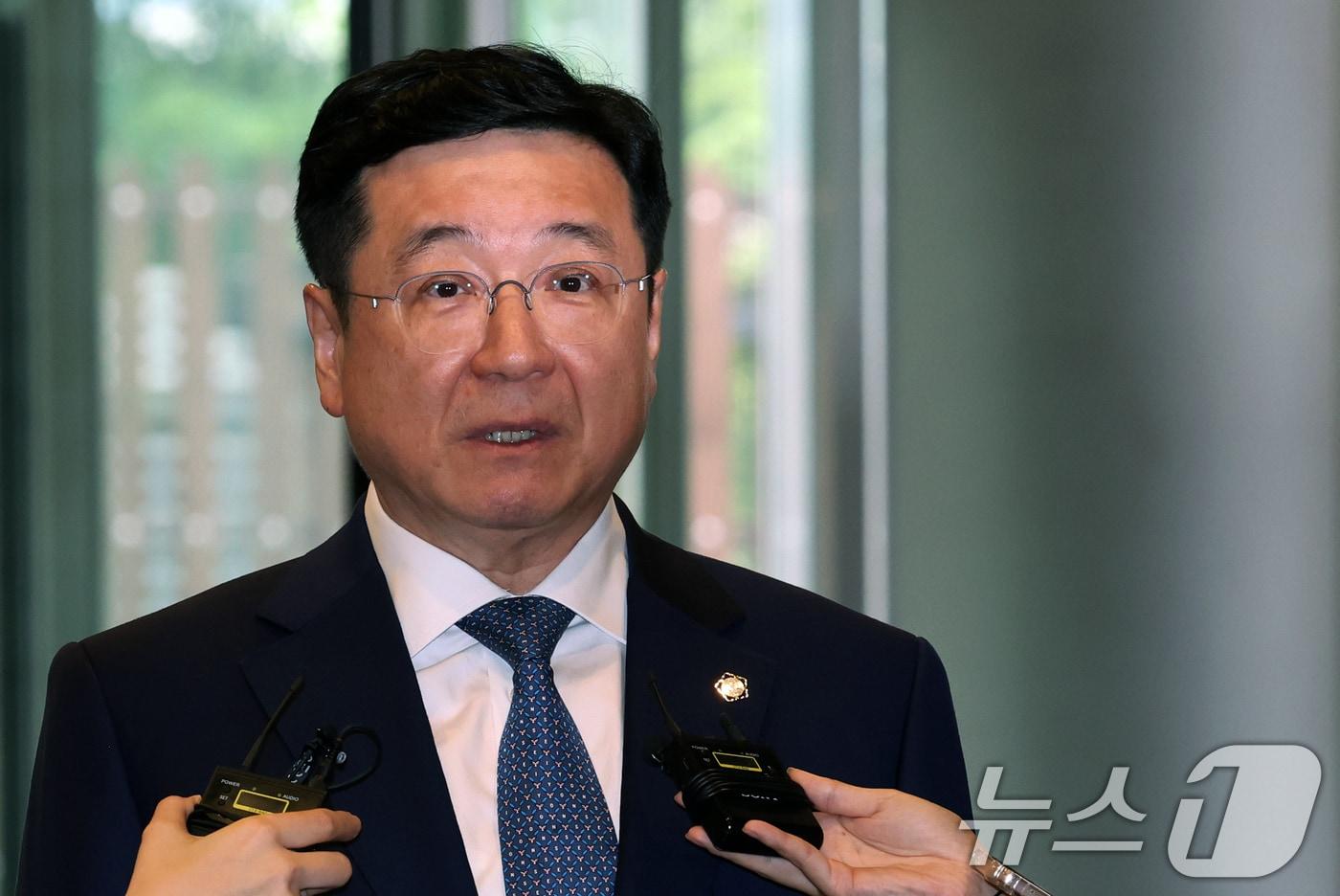 본문 이미지 - 이찬희 삼성 준법감시위원회 위원장이 26일 오후 서울 서초구 삼성생명 서초사옥에서 열린 준법감시위원회 정례회의에 참석하며 취재진의 질문에 답하고 있다. 2024.8.26/뉴스1 ⓒ News1 박정호 기자